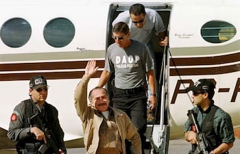 11 de junio de 2000, la Policía Federal del Brasil capturó a Lino César Oviedo en el octavo piso de un edificio del centro de Foz do Iguaçu.