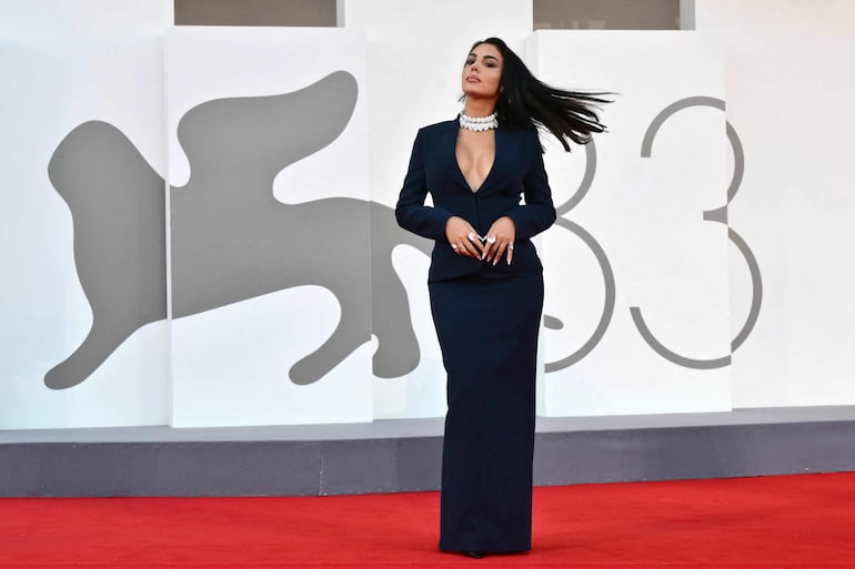 ¡Siempre diosa! Georgina Rodriguez en la alfombra roja veneciana. (Stefano RELLANDINI / AFP)