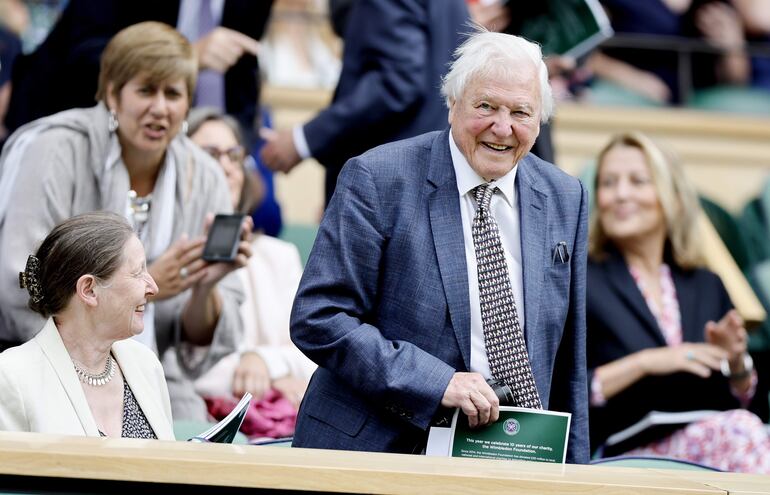 David Attenborough toma asiento en la cancha central durante la primera jornada de Wimbledon Championships, en Wimbledon, el 1 de julio de 2024.
