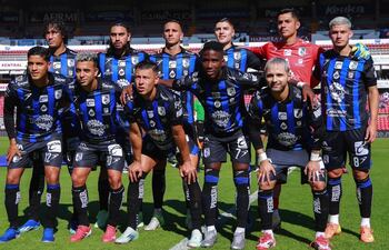 Formación titular que presentó este domingo el Querétaro, con los paraguayos José Canale (arriba, izquierda), Josúe Colmán (abajo, derecha) y Rodrigo Bogaría (arriba, derecha), para enfrentar al Puebla.
