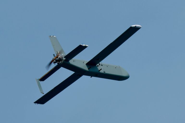 Un dron suicida de la marina taiwanesa se mantiene en el aire durante un ejercicio como parte de los ejercicios militares anuales Han Kuang en Kaohsiung, Taiwán.