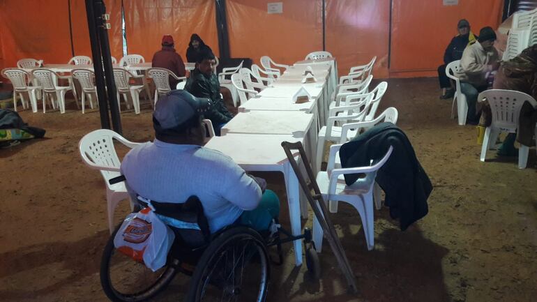 Imágenes del albergue de la Secretaría de Emergencia Nacional (SEN) que está ubicado en la Costanera de Asunción, donde 49 personas pasaron la noche fría.