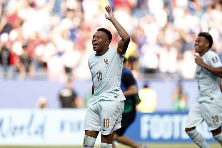 Kylian Mbappé de Francia celebra con los aficionados tras ganar el partido de cuartos de final de la Copa Mundial de la FIFA 2026 entre Francia y Marruecos, en Boston, Massachusetts, EE. UU..