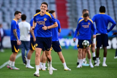 El defensa francés del Inter de Milán, Benjamin Pavard con el número 28, participa en la sesión de entrenamiento MD-1 en la víspera del partido de la final de la UEFA Champions League entre el Inter de Milán y el Paris Saint-Germain (PSG) en Múnich, sur de Alemania.