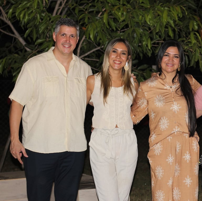 Esteban Samaniego, la intendenta Patricia Corvalán y la intendentable Ruth Medina.