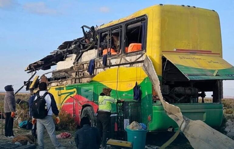 Choque entre dos buses deja más de 30 personas fallecidas. 