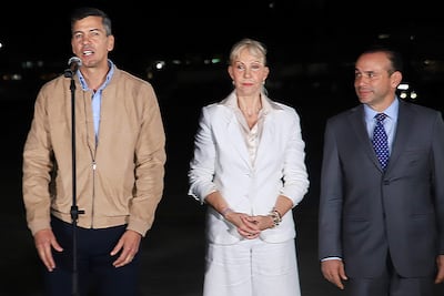 El presidente Santiago Peña (a la izquierda) hablando junto a la gobernadora del estado colombiano de Valle del Cauca, Dilian Francisca Toro, y el alcalde de Cali, Alejandro Eder, a su llegada a Colombia.