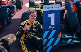El piloto paraguayo Joshua Duerksen , piloto del monoplaza de la escudería Invicta Racing, celebra la victoria en la carrera sprint de la Fórmula 2 en el Circuito de Monza, Monza, Italia.