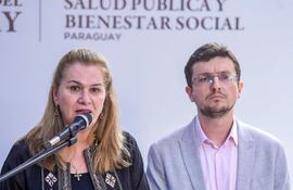María Teresa Barán, ministra de Salud, junto a Saúl Recalde, designado como viceministro de Atención Integral a la Salud.