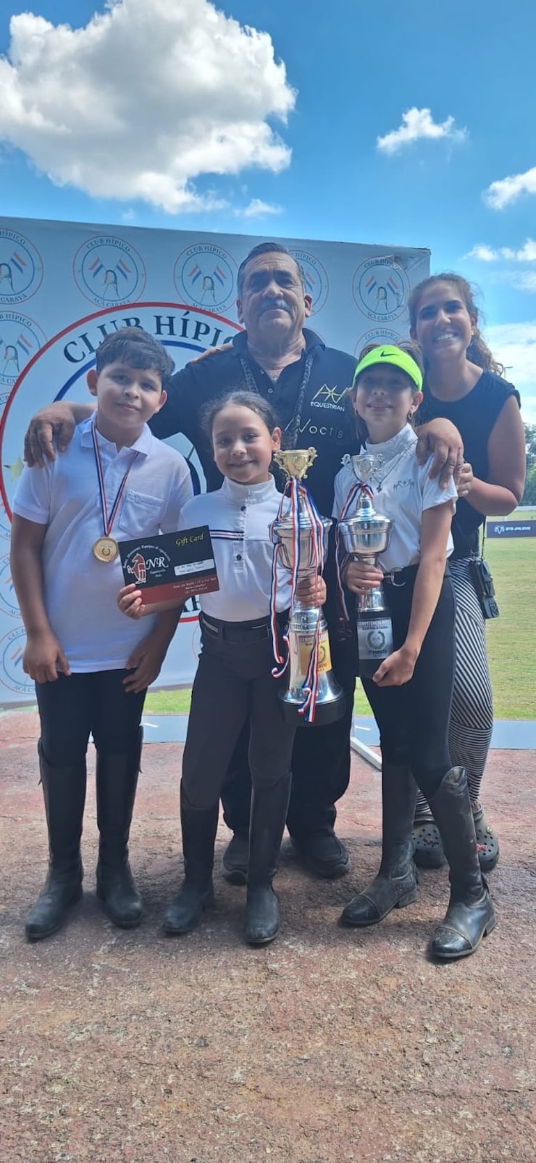 Los chicos laureados del Centro Ecuestre La Fortaleza.