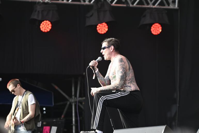 Sebastian Murphy vocalista de Viagra Boys salió a saltar con el público de Generales del Asunciónico 2026 en el COP.