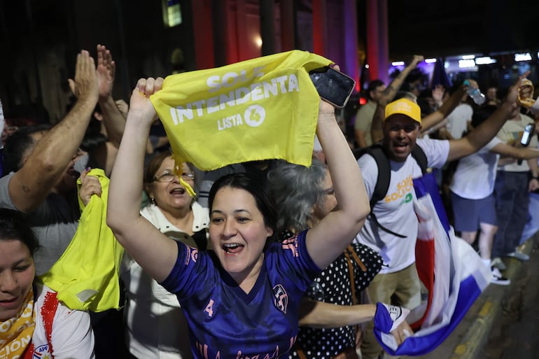 Simpatizantes de la ingeniera civil Soledad Nuñez, de la centrista Alianza Juntos por Asunción, celebran su triunfo frente al Panteón. 