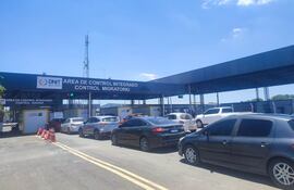 Masivo flujo migratorio en los puestos fronterizos de Paraguay por las fiestas de Navidad y Año Nuevo.