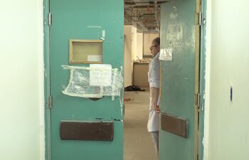 En total estado de abandono se ven las dependencias del Hospital Nacional de Itauguá. Los arreglos son lentos.