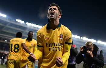 El delantero estadounidense del AC Milan, Christian Pulisic celebra tras marcar el tercer gol de su equipo durante el partido de fútbol de la Serie A italiana entre el Torino y el AC Milan en el estadio Allianz de Turín.