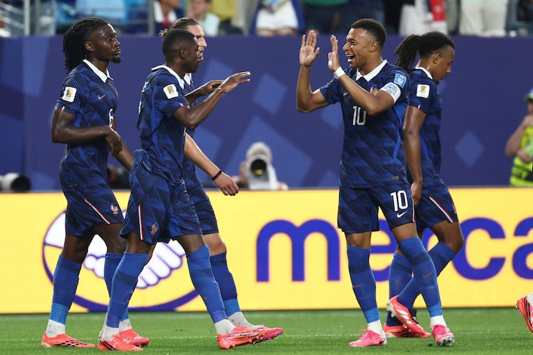El delantero de Francia Ousmane Dembélé celebra tras anotar el tercer gol de su equipo junto a su compañero de equipo el delantero Kylian Mbappé durante el partido de fútbol del Grupo I de la Copa del Mundo 2026 entre Francia e Irak en el Philadelphia Stadium.