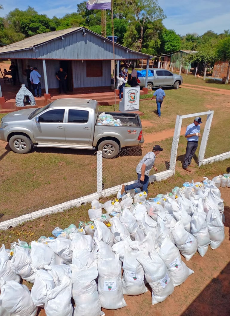 Cada bolsa  de víveres entregada tenía el símbolo del EPP.