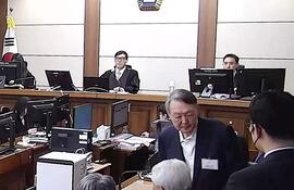El expresidente Yoon Suk Yeol (2-D) saliendo de la sala del tribunal en Seúl, Corea del Sur.