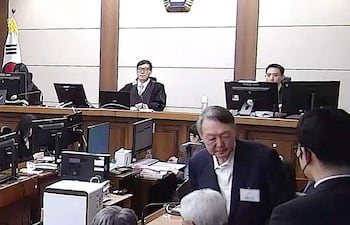 El expresidente Yoon Suk Yeol (2-D) saliendo de la sala del tribunal en Seúl, Corea del Sur.