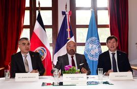 Conferencia de prensa en la embajada de Francia sobre la Cumbre de los Océanos. De izquierda a derecha: Jeison Granados, embajador de Costa Rica; Pierre Christian Soccoja, embajador de Francia e Igor Garafulic, coordinador residente de la Organización de las Naciones Unidas en nuestro país.