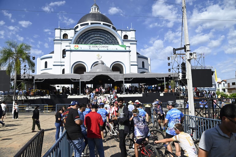 La multitud en la plaza de la basílica.