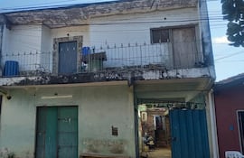 El inquilinato donde ocurrieron el filicidio y suicidio, en Lambaré.