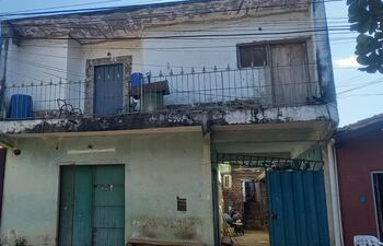 El inquilinato donde ocurrieron el filicidio y suicidio, en Lambaré.