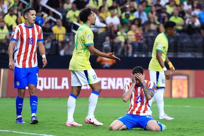 Mathías Adalberto Villasanti (27 años) se cubre parte del rostro tras una acción ofensiva desperdiciada. EFE