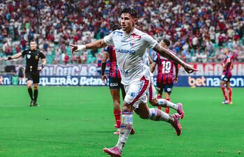 El delantero paraguayo, Adam Fernando Bareiro Gamarra (29 años) festeja el tanto de apertura en el marcador a favor de Fortaleza, en el triunfo sobre Bahía por la fecha 34 del Brasileirão.