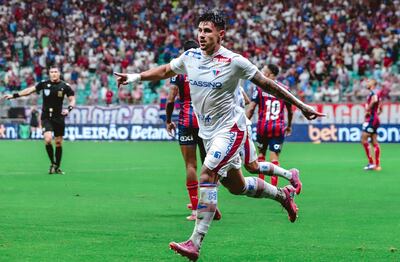 El delantero paraguayo, Adam Fernando Bareiro Gamarra (29 años) festeja el tanto de apertura en el marcador a favor de Fortaleza, en el triunfo sobre Bahía por la fecha 34 del Brasileirão.