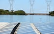 Vista parcial de la planta de paneles solares flotantes de Itaipú.