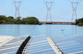 Vista parcial de la planta de paneles solares flotantes de Itaipú.