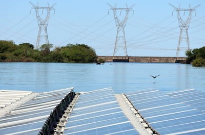 Vista parcial de la planta de paneles solares flotantes de Itaipú.