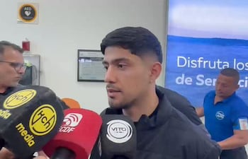 El mediapunta paraguayo, charlando con los medios en su llegada a Ecuador para sumarse a Barcelona SC.