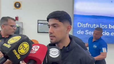 El mediapunta paraguayo, charlando con los medios en su llegada a Ecuador para sumarse a Barcelona SC.