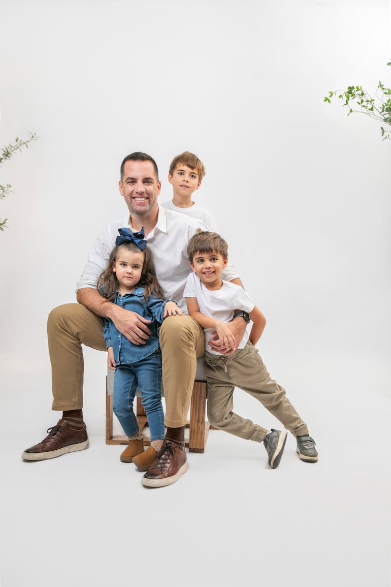 Anibal Corina y sus hijos Enzo, Felipe y Lara.