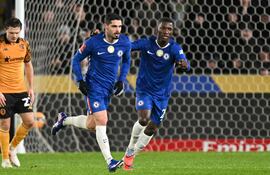 El centrocampista portugués del Chelsea, Pedro Neto (centro), celebra con el centrocampista ecuatoriano del Chelsea, Moisés Caicedo (derecha), tras anotar el primer gol del partido de la cuarta ronda de la FA Cup entre el Hull City y el Chelsea en el estadio MKM de Kingston upon Hull, noreste de Inglaterra, el 13 de febrero de 2026. (Foto de Oli SCARFF / AFP)