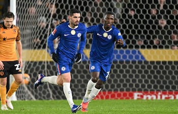 El centrocampista portugués del Chelsea, Pedro Neto (centro), celebra con el centrocampista ecuatoriano del Chelsea, Moisés Caicedo (derecha), tras anotar el primer gol del partido de la cuarta ronda de la FA Cup entre el Hull City y el Chelsea en el estadio MKM de Kingston upon Hull, noreste de Inglaterra, el 13 de febrero de 2026. (Foto de Oli SCARFF / AFP)