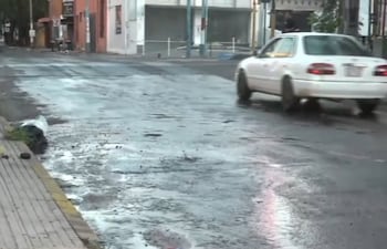 La zona de la calle Doctor Paiva se encuentra llena de agua por culpa del caño roto.