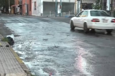 La zona de la calle Doctor Paiva se encuentra llena de agua por culpa del caño roto.