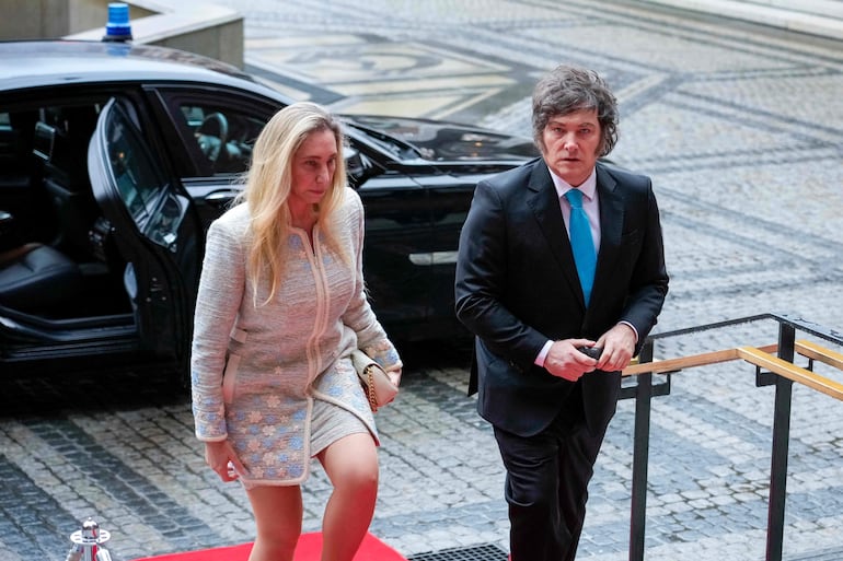 El presidente de Argentina, Javier Milei (d) y su hermana y secretaria general de la presidencia argentina, Karina Milei.