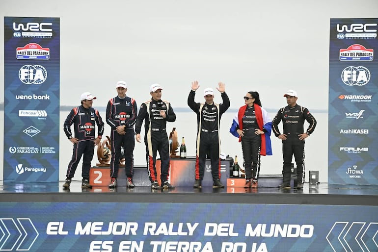 Miki Zaldívar y Juan José Sánchez (c) celebran la victoria en la Masters Cup, Rally del Paraguay 2026.