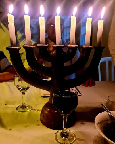 La menorá y le copa de Elías.