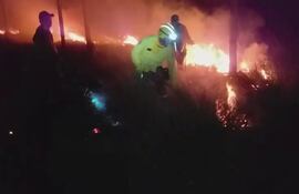 Bomberos combaten dos focos de fuego en la Transchaco