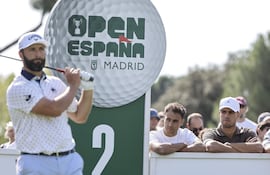 El tenista español Carlos Alcaraz, #1 del Mundo, observa a su compatriota Jon Rahm, competidor de LIV, circuito de golf financiado por Arabia Saudí.