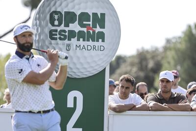 El tenista español Carlos Alcaraz (derecha) sigue el juego del golfista Jon Rahm, durante la primera jornada del Abierto de España de golf, en el Club de Campo Villa de Madrid.