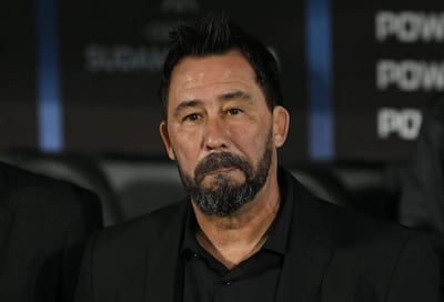 El director técnico argentino de Olimpia, Pablo "Vitamina" Sánchez, hace un gesto antes del inicio del partido de vuelta de los octavos de final de la Copa Sudamericana de fútbol entre el Olimpia de Paraguay y el Vasco da Gama de Brasil, en el estadio Defensores del Chaco.