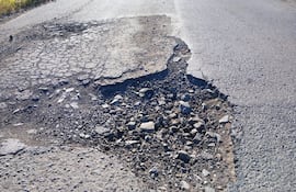 En estas condiciones se encuentra el tramo del kilómetro 100 de la ruta PY03, acceso a la ciudad de Juan de Mena.