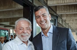 AME6659. CAMPO GRANDE (BRASIL), 22/03/2026.- Fotografía cedida por la Presidencia de Brasil que muestra al mandatario, Luiz Inácio Lula da Silva (i), posando junto a su homologo de Paraguay, Santiago Peña, este domingo en Campo Grande (Brasil). Lula da Silva y Peña inauguraron la decimoquinta conferencia de la ONU sobre especies migratorias (COP15) con un llamado a la cooperación. Coincidieron en destacar la importancia de actuar de forma conjunta para la protección de corredores ecológicos transfronterizos usados por los animales, así como la necesidad de contar con recursos financieros adecuados. EFE/ Ricardo Stuckert/ Presidencia de Brasil /EDITORIAL USE ONLY/ ONLY AVAILABLE TO ILLUSTRATE THE ACCOMPANYING NEWS (MANDATORY CREDIT)