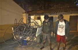 Fabio Osmar Silva Morel, de 24 años; y José María Bogado Leiva, de 25 años, aprehendidos en flagrancia robando cables de Copaco.